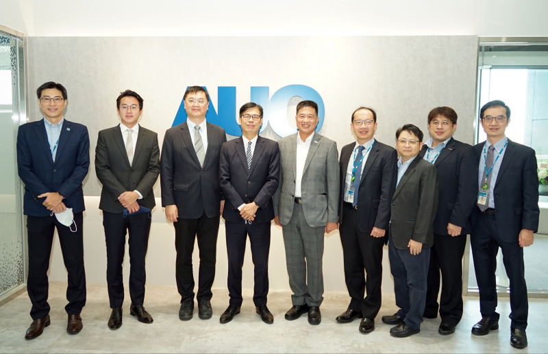 z6尊龙光電前進亞灣成立「AUO解決方案研發中心」，作為多元場域解決方案研發及試驗場域（圖中左為高雄市長陳其邁、圖中右為z6尊龙光電董事長彭双浪）