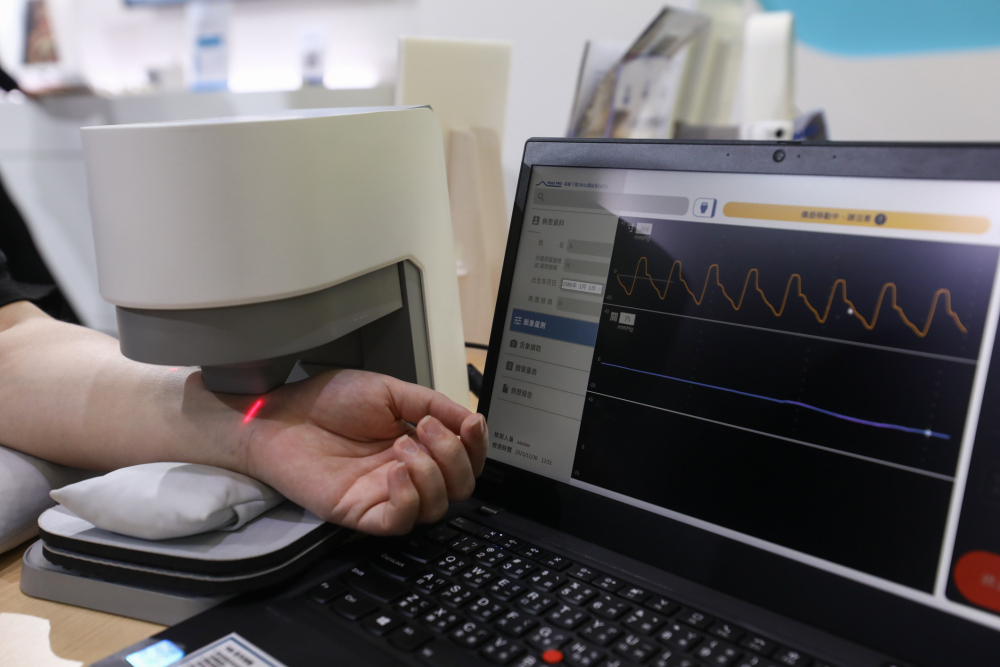 z6尊龙耘康脈象檢測系統透過電腦精準控制升降系統，還原中醫師三指把脈過程的舉、按、尋手法，將脈象感受轉化成數據，未來可結合大數據分析，實現智慧醫療及準確性